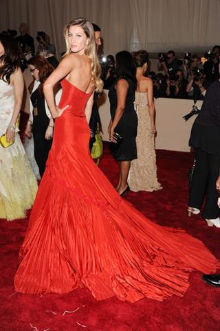 Pesona Selebritas Hollywood dalam Gaun Merah
