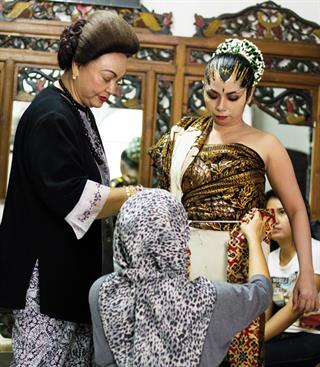 Perias Pengantin Tienuk Rifki, Maestro Tata Rias dari Yogyakarta