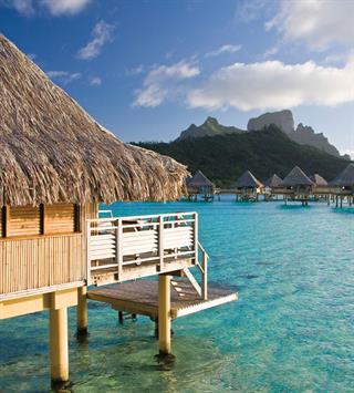 Menikmati Kemesraan Bulan Madu di Matira Beach, Bora Bora, Polinesia