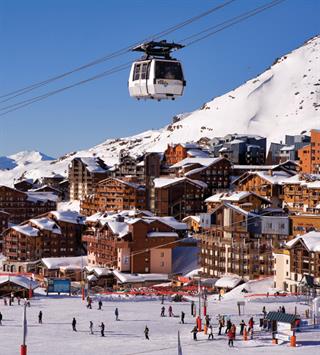 Nikmati Pemandangan Pegunungan Salju Bersama Pasangan Saat Bulan Madu di Val Thorens Prancis