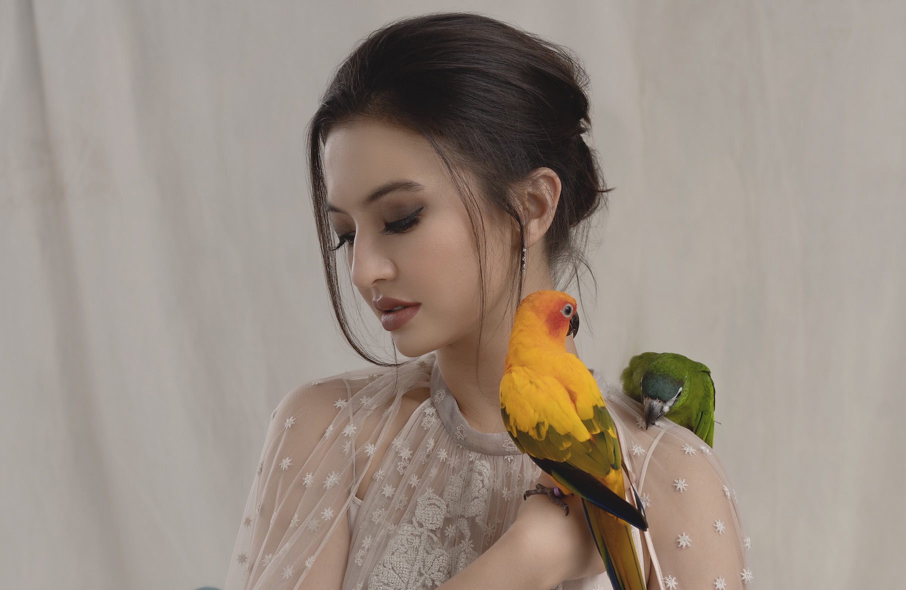 Kekuatan di Balik Kelembutan Raline Shah