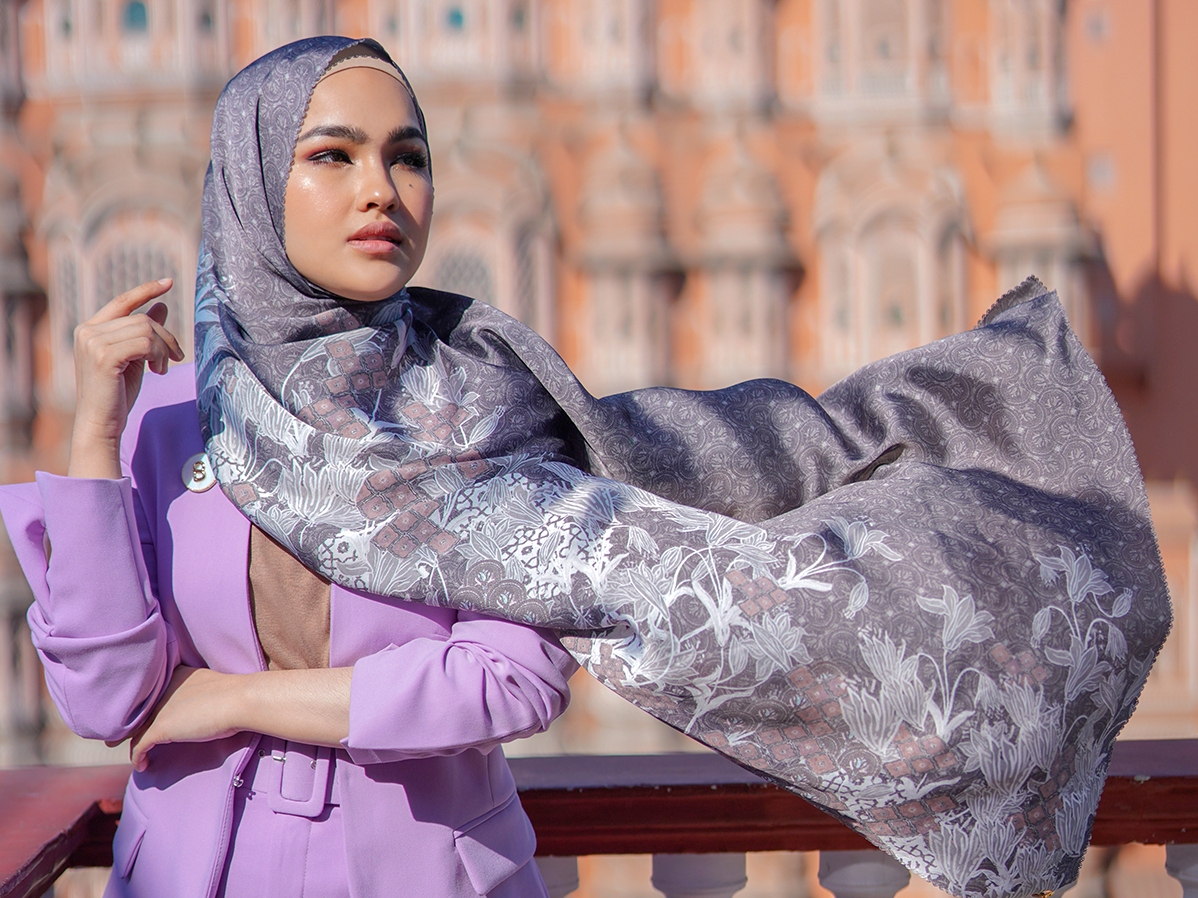 Koleksi Baru Scarf Buttonscarves Maharani Berkolaborasi Dengan Aktris Malaysia Elfira Loy