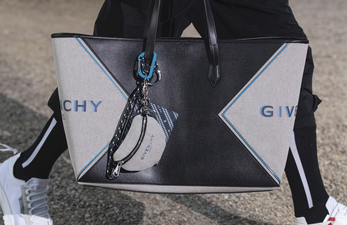 Tampil Serasi dengan Pasangan Menggunakan Givenchy Bond Bag