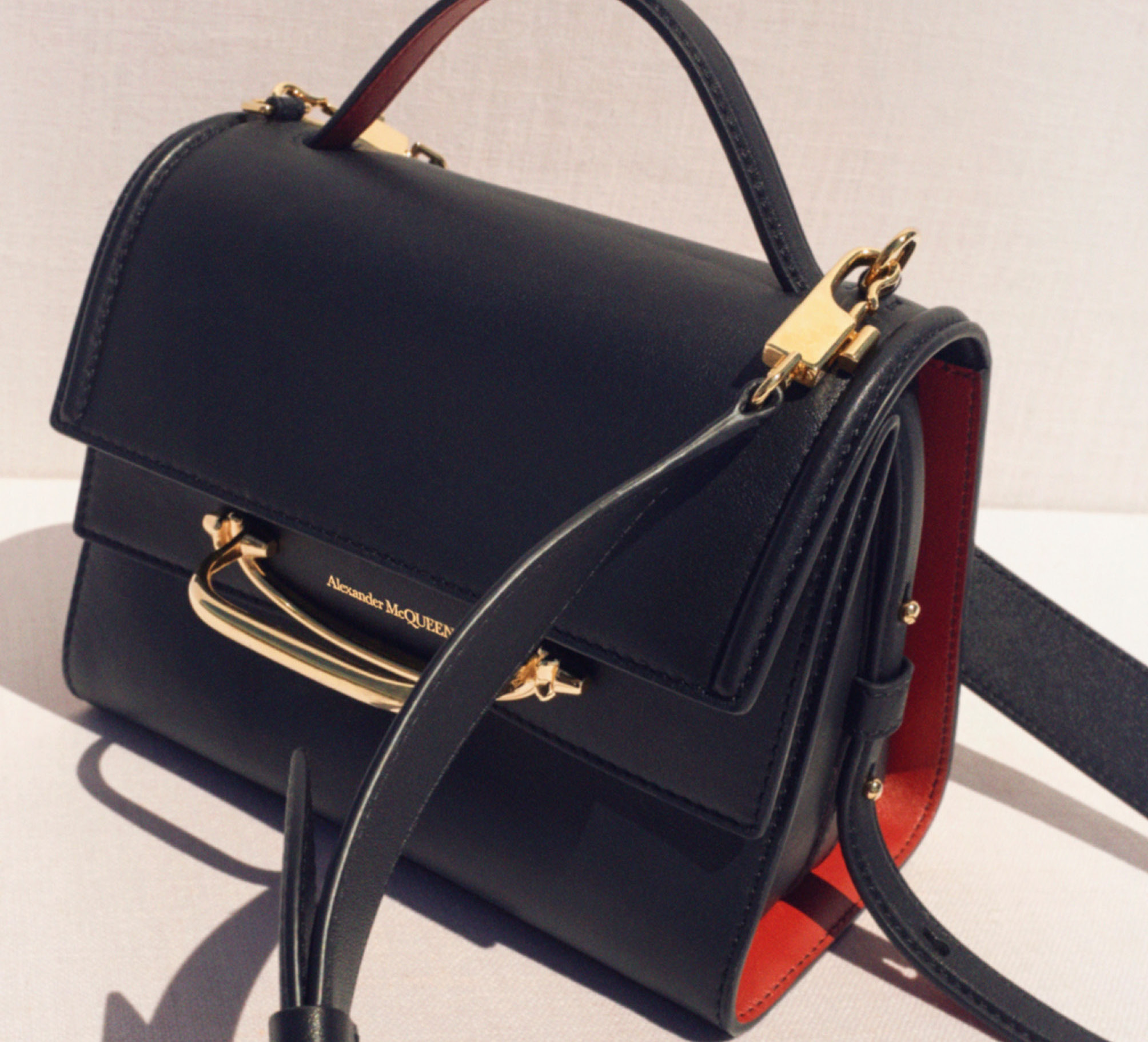 The Story, Tas Multifungsi nan Stylish dari Alexander McQueen