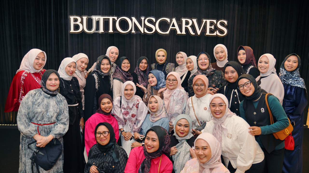Kilau Perayaan Sembilan Tahun Buttonscarves
