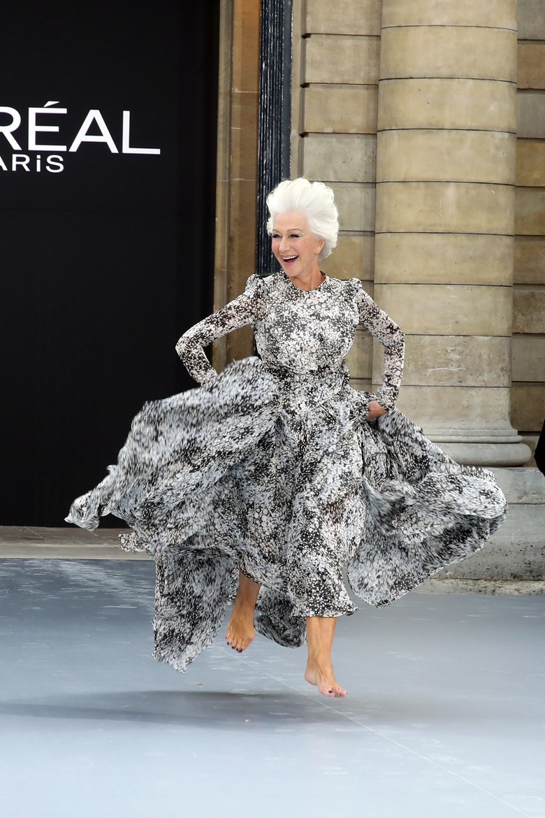 Helen Mirren Lari Tanpa Alas Kaki di Paris Fashion Week