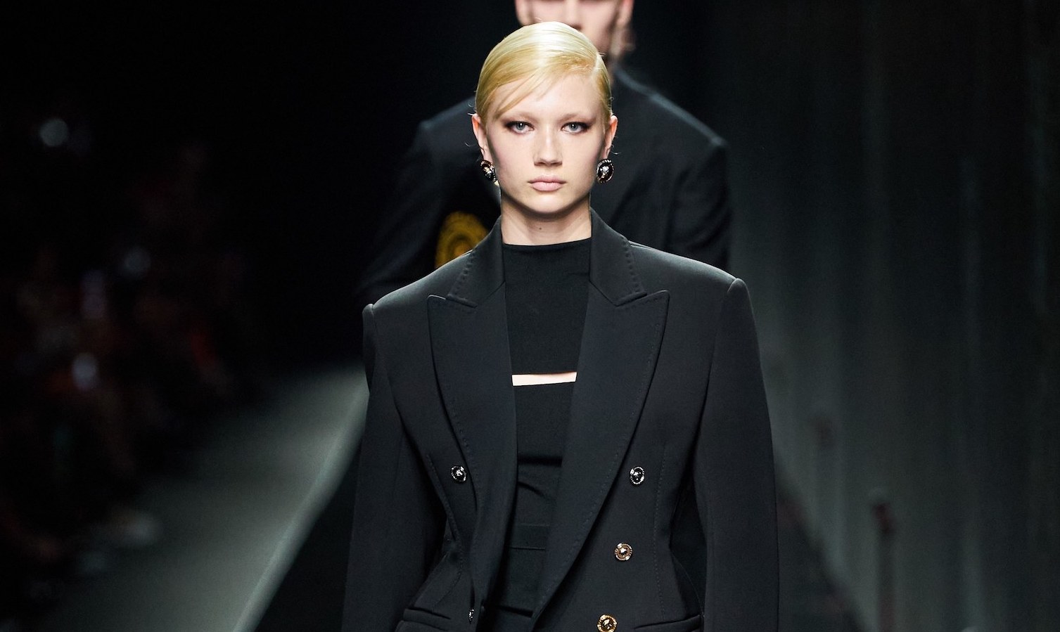 Versace Fall/Winter 2020: Keseimbangan Feminin dan Maskulin