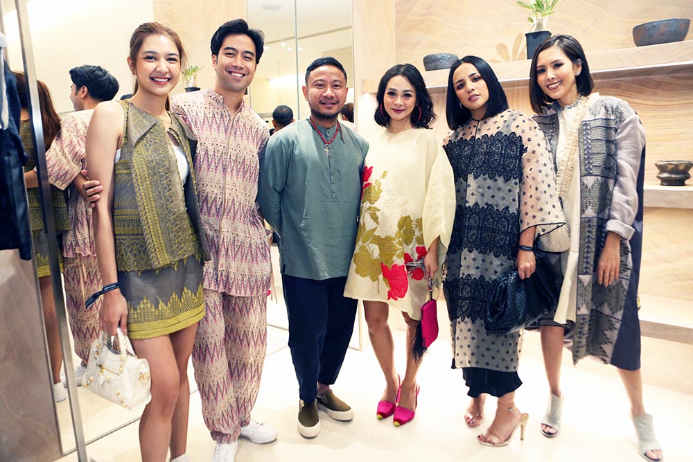 Intip Gaya Para Selebritas di  Flagship Store Sapto Djojokartiko  Plaza Senayan