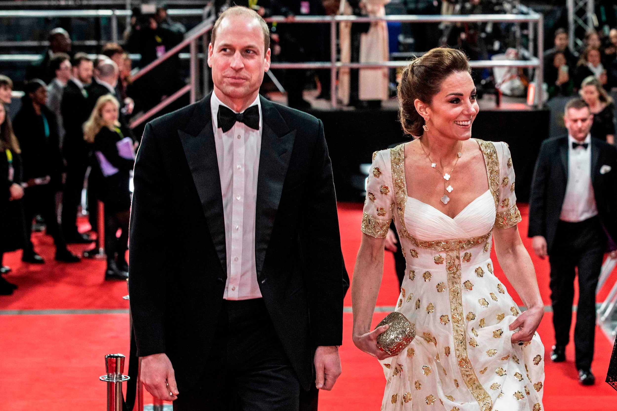 Tampil Anggun dengan Gaun Keemasan Kate Middleton di BAFTAs
