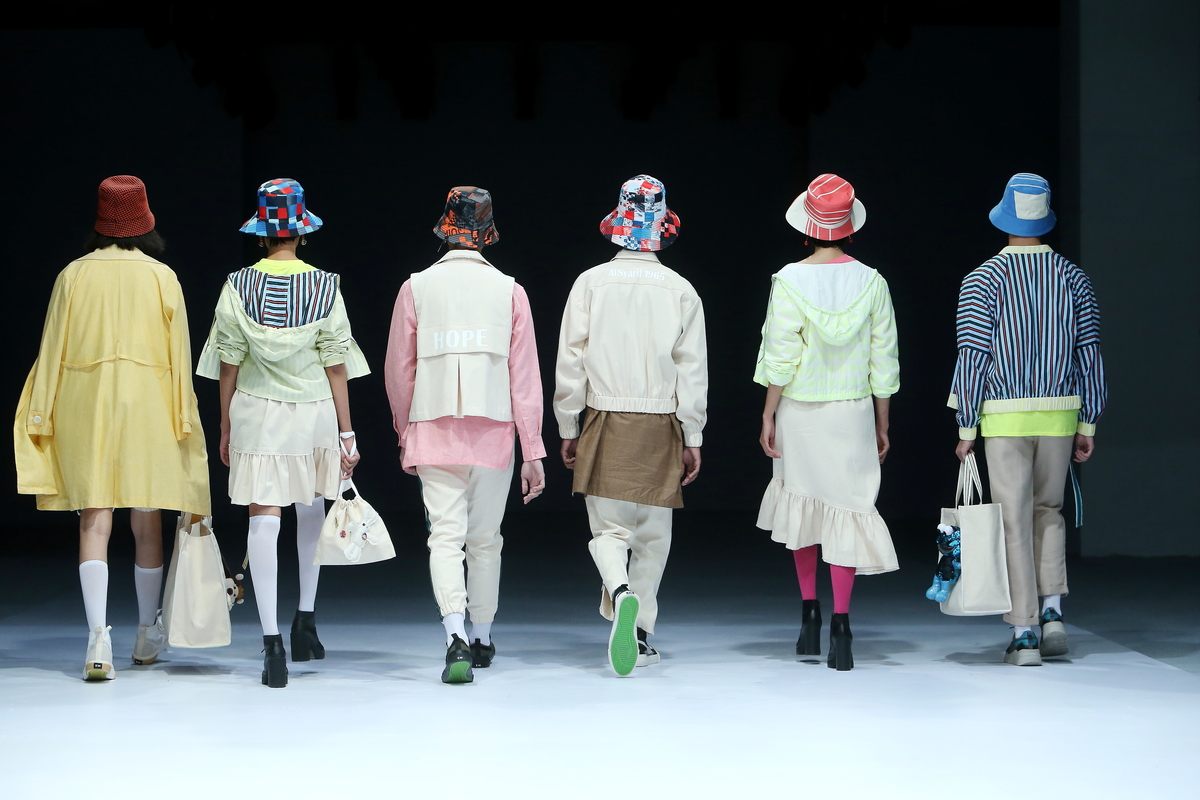 Bucket Hat, Aksesori Trendi Tahun 2020 di JFW 2021