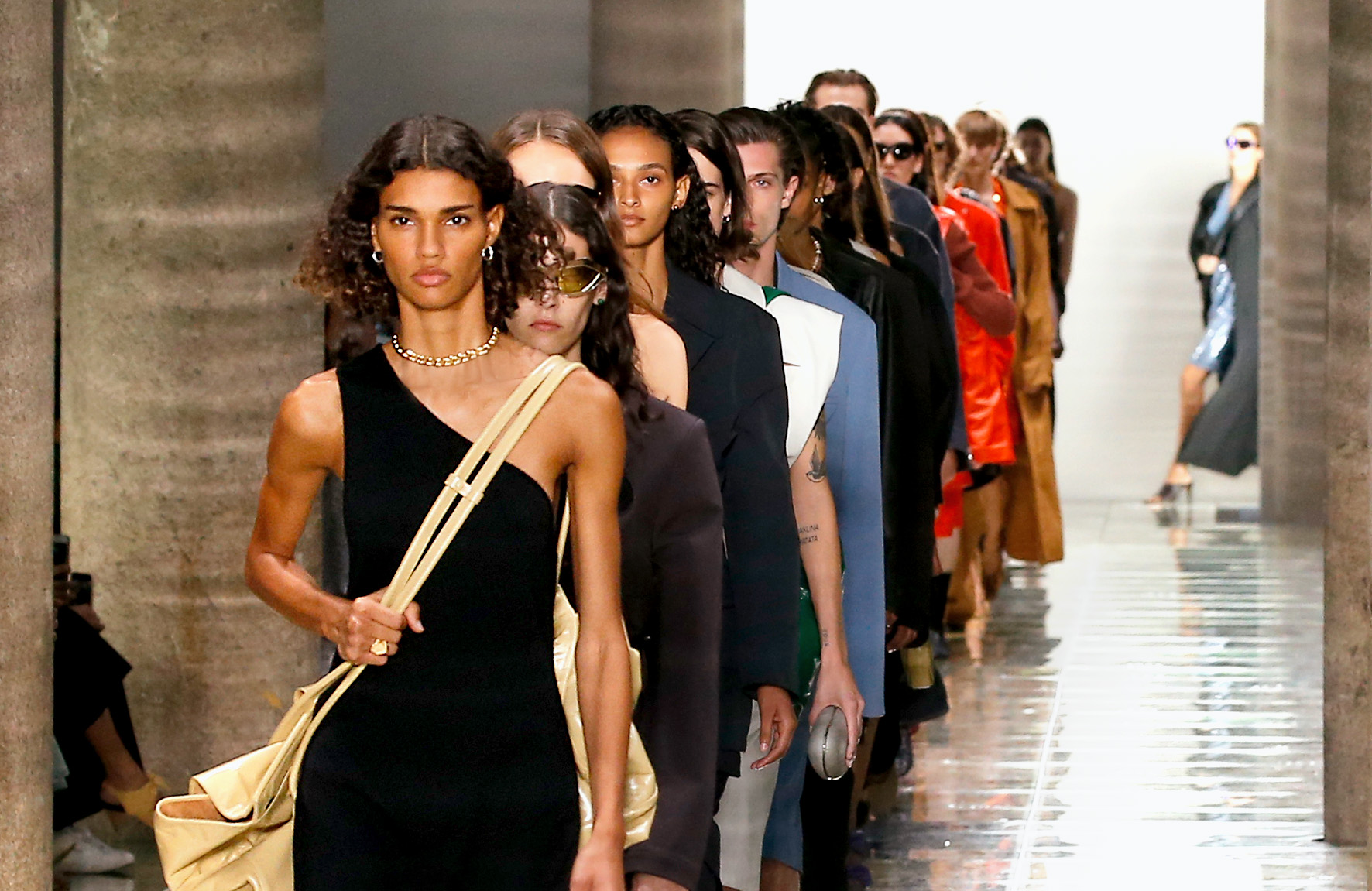 Bottega Veneta Spring/Summer 2020: Permainan Proporsi dan Struktur