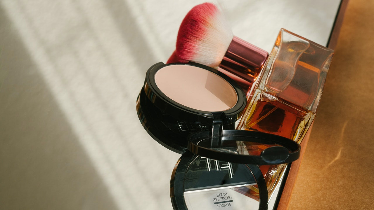 7 Manfaat Memakai Setting Spray, dari Mengunci Makeup sampai Menutrisi Kulit 