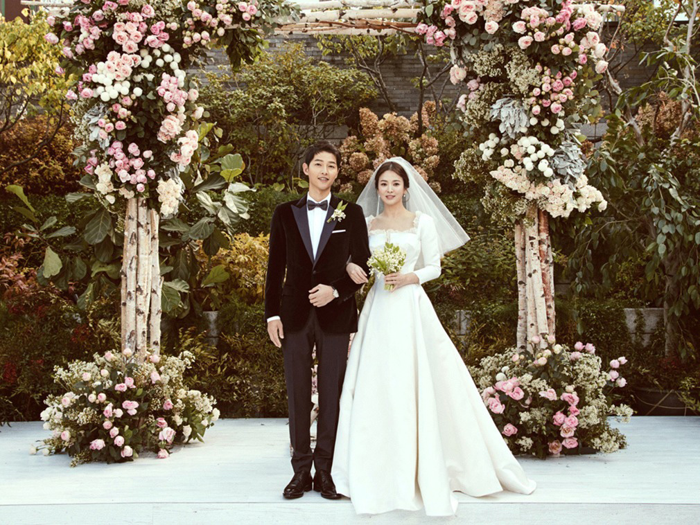 Simak Gaun Pengantin Pilihan Aktris Song Hye Kyo dari Dior