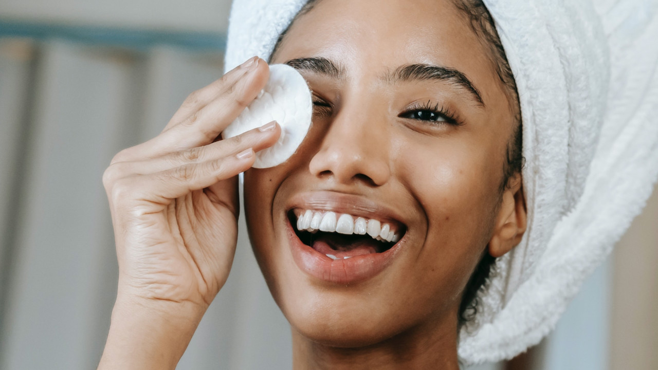 Sama-Sama Cair, Ini Perbedaan Micellar Water dan Toner Beserta Jenis-jenisnya