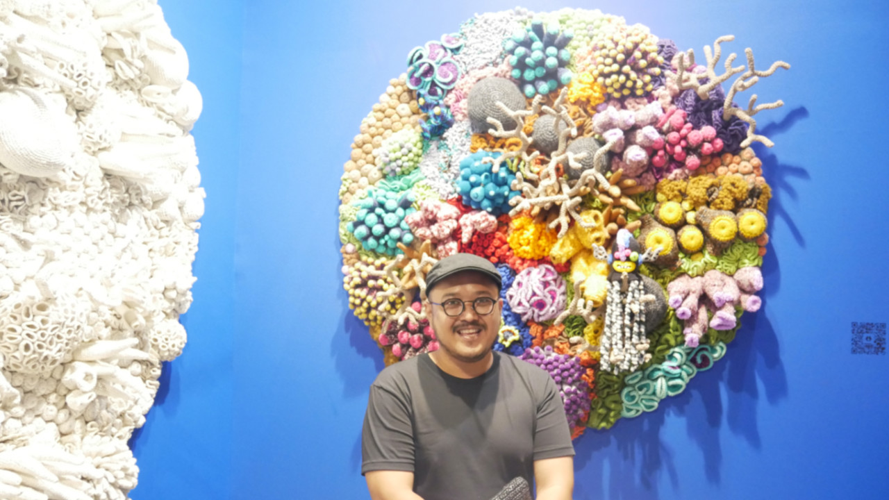 Terpikat Rajutan Terumbu Karang Mangmoel di Art Jakarta