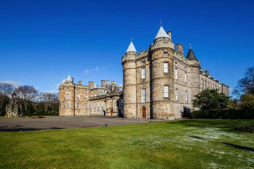 Mengunjungi Kastil Tempat Tinggal Ratu Hingga Berpiknik di Padang Rumput di Skotlandia