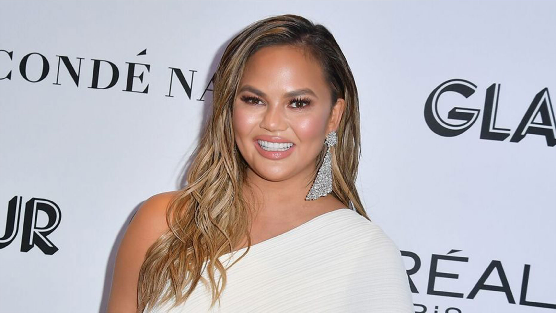 Rahasia Kulit Berkilau Chrissy Teigen