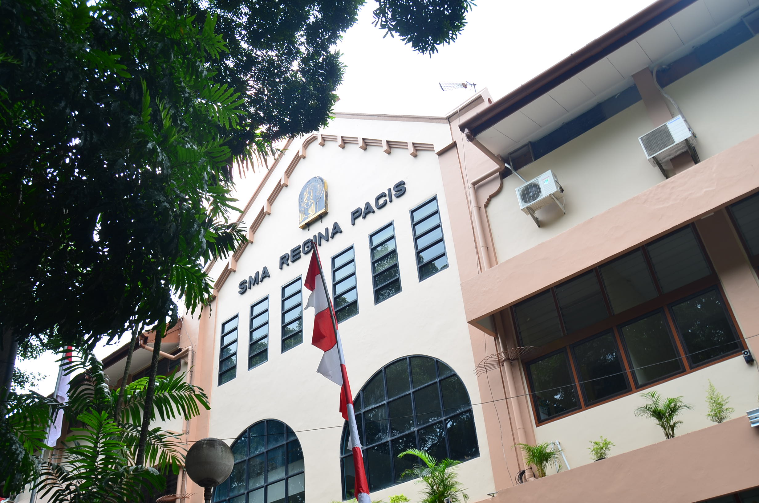 Belajar di Bangunan Bergaya Kolonial Sekolah Regina Pacis Bogor