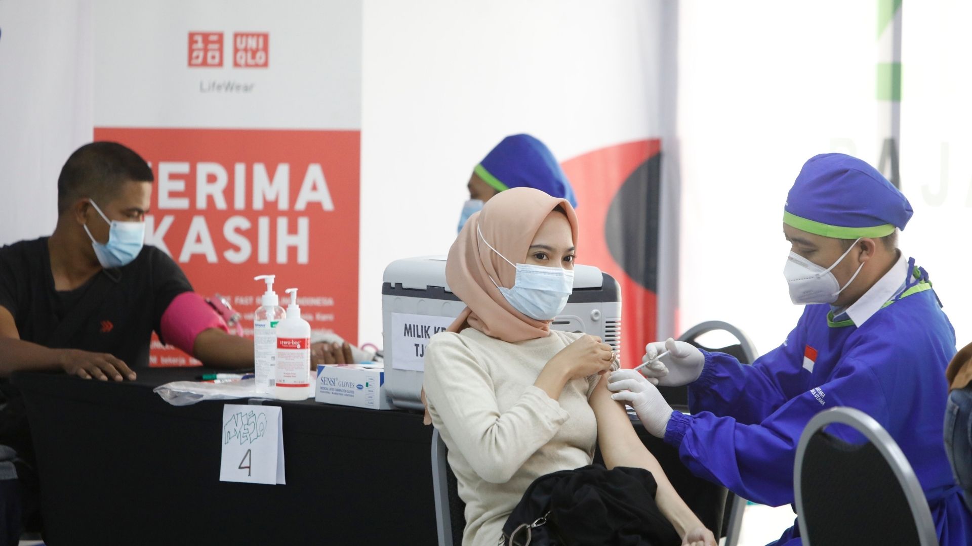 Sentra Vaksinasi dari Uniqlo Indonesia 