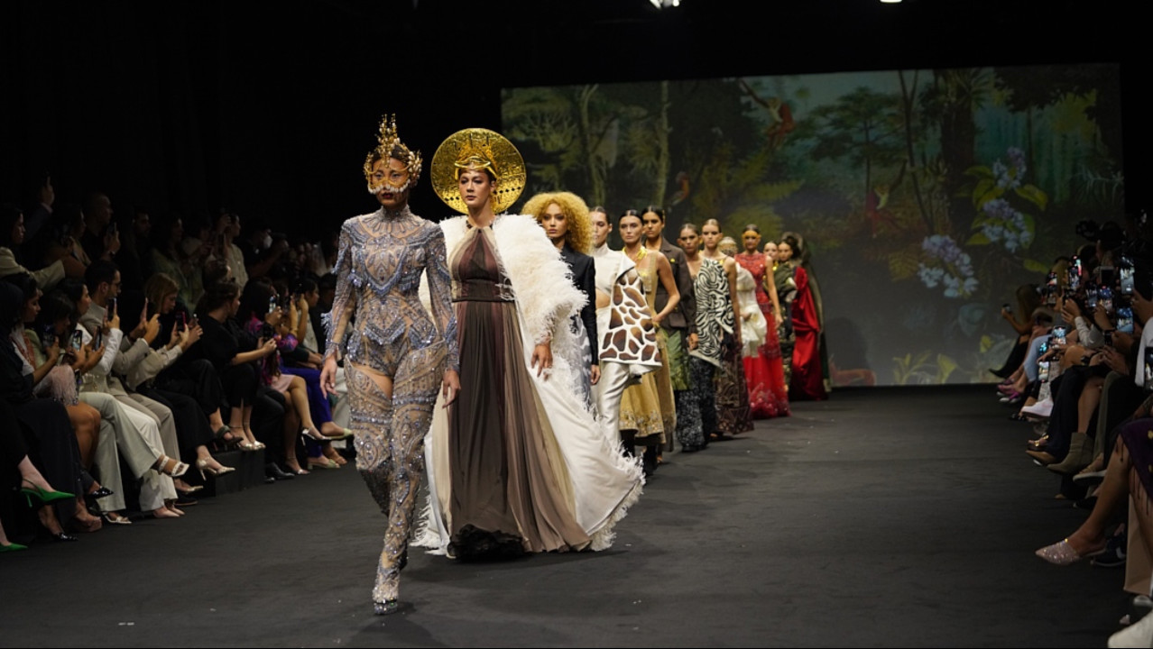 Hian Tjen Bawa Inspirasi Afrika nan Menawan di Arab Fashion Week