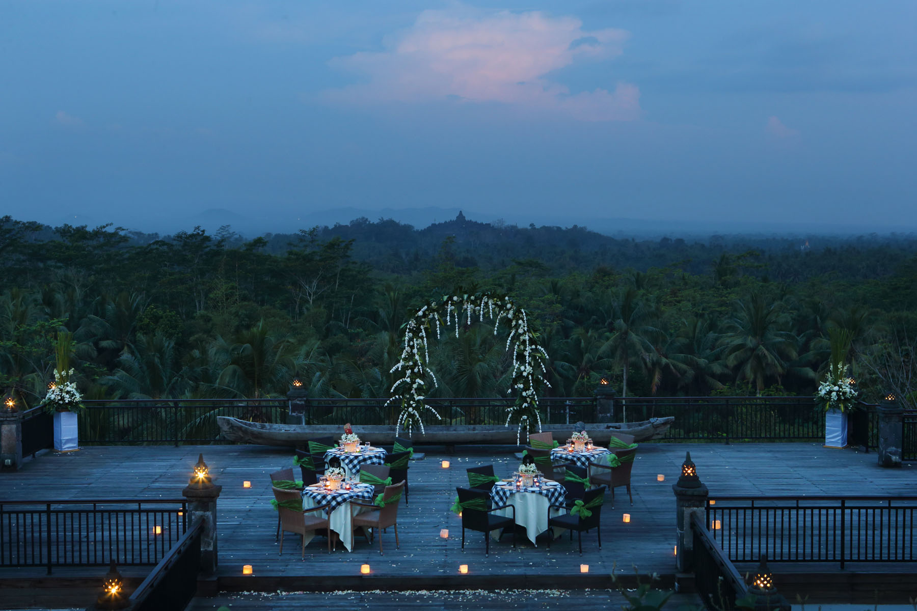 Pesta Pernikahan Sarat Tradisi di Plataran Borobudur