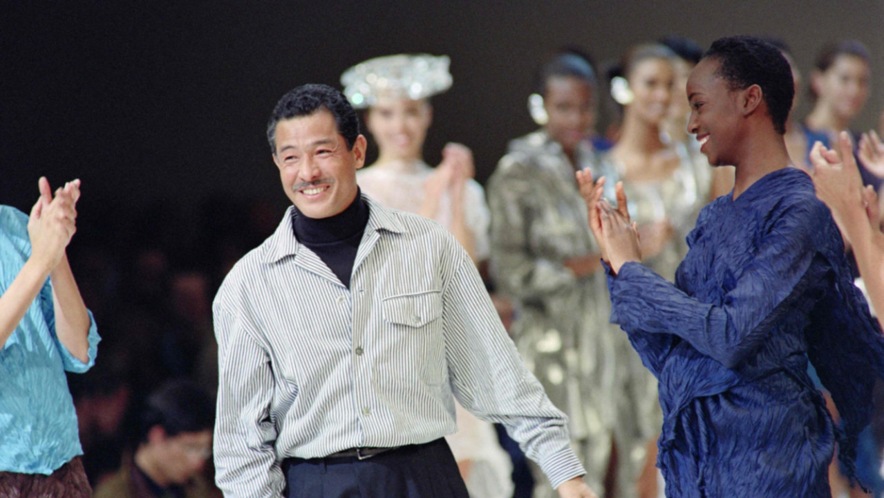 Mengenang Issey Miyake, Desainer Ikonis Asal Jepang yang Berpulang di Usia 84 Tahun 