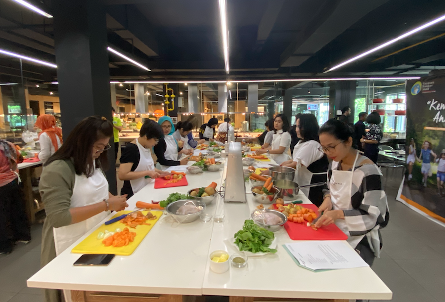 Berbagi Kebahagiaan pada Acara Charity Cooking Class dari YKAI dan Modena Indonesia