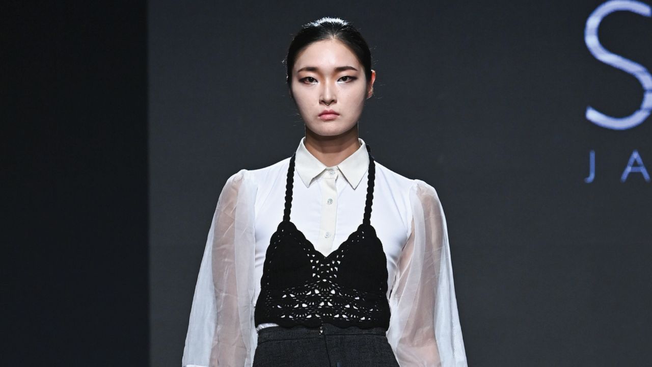 SOE Jakarta Hadirkan 13 Tampilan Koleksi di Seoul Fashion KODE 