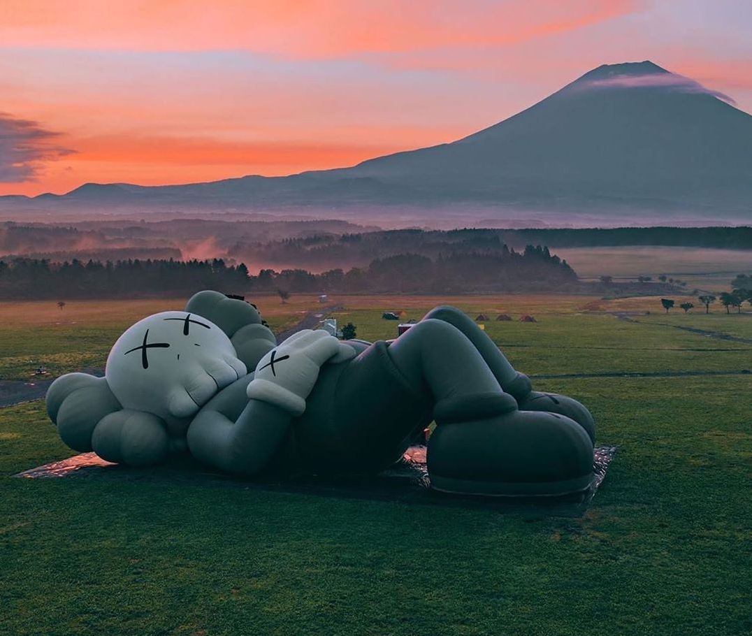 Adorable! Kaws Gelar Instalasi Companion di Gunung Fuji