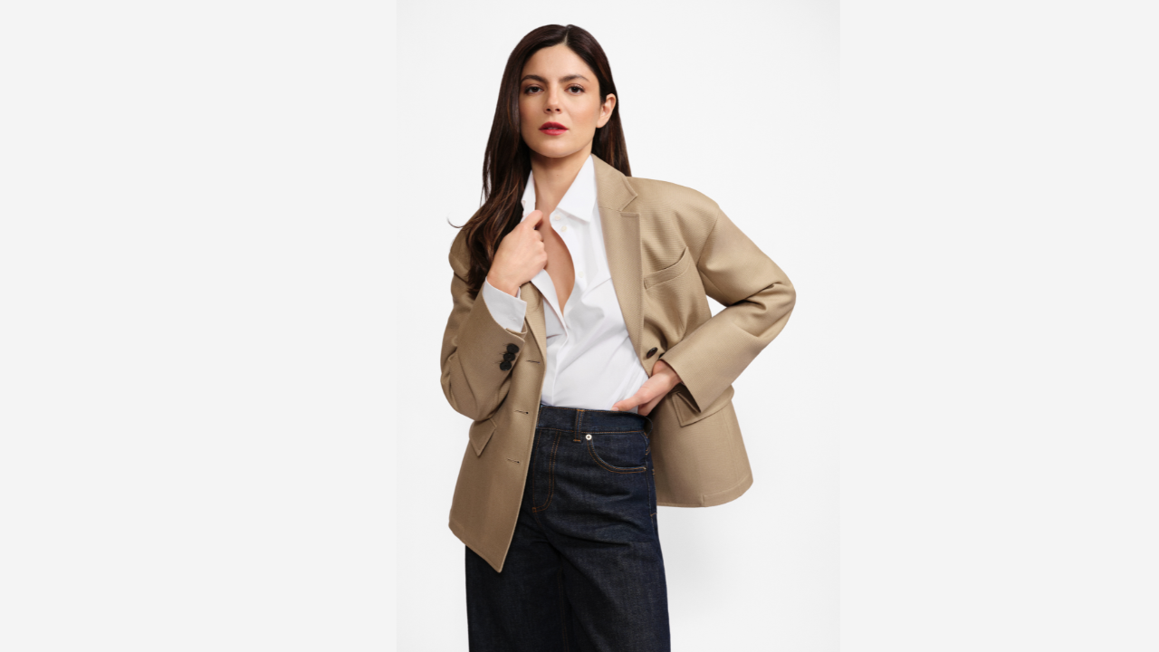 Perayaan Keanggunan Dior bersama Monica Barbaro