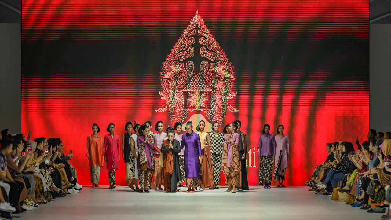 Mengabadikan Tradisi dalam Era Modern di Jakarta Fashion Week 2024