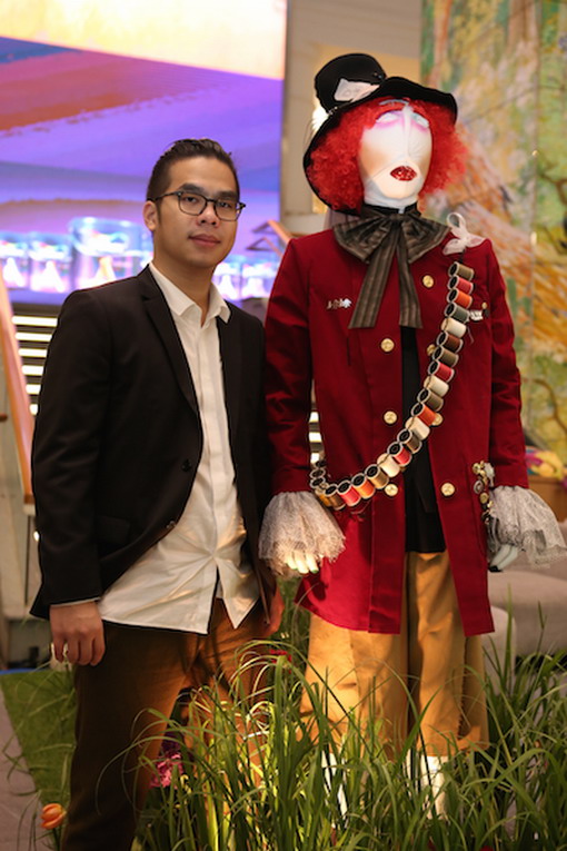 Patrick Owen Merancang Busana yang Terinspirasi oleh Alice Through The