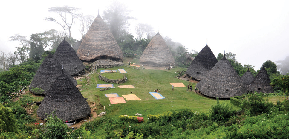 Mbaru Niang Rumah Adat Dusun Wae Rebo di Flores Nusa 