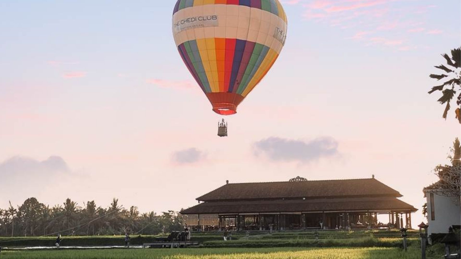 Menikmati Kolam Renang Tradisi dan Wisata Balon Udara di Tanah Gajah Ubud 