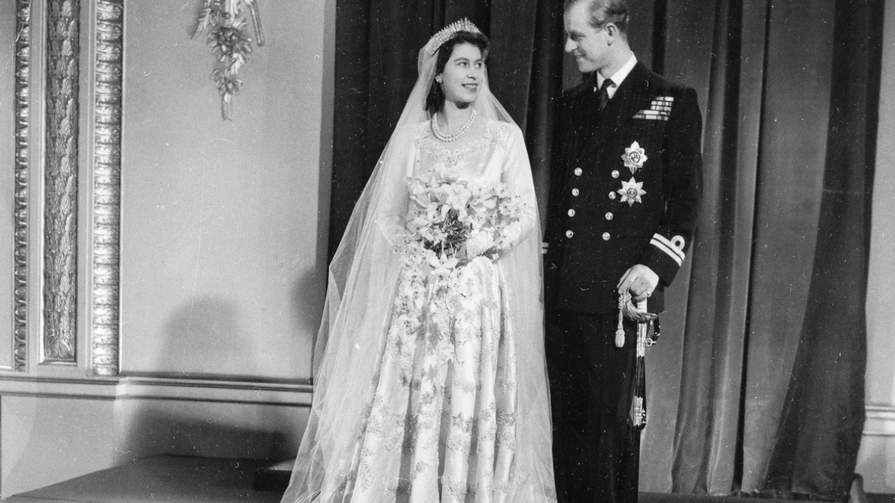 9 Gaya Mendiang Ratu Elizabeth II yang Paling Diingat Dalam Sejarah