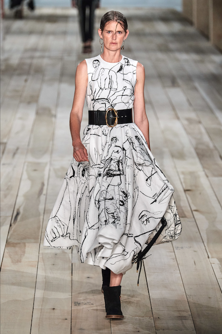 Alexander McQueen Spring 2020: Daur Ulang Karya dari Sarah Burton