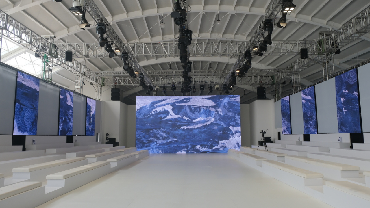 Menilik Desain Interior Jakarta Fashion Week 2024 oleh Cellux Ceiling