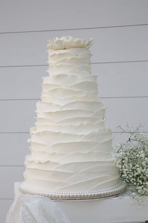 Untaian Kemegahan Gaun Pengantin dalam Wedding Cake Lansiran Timothy Cakes