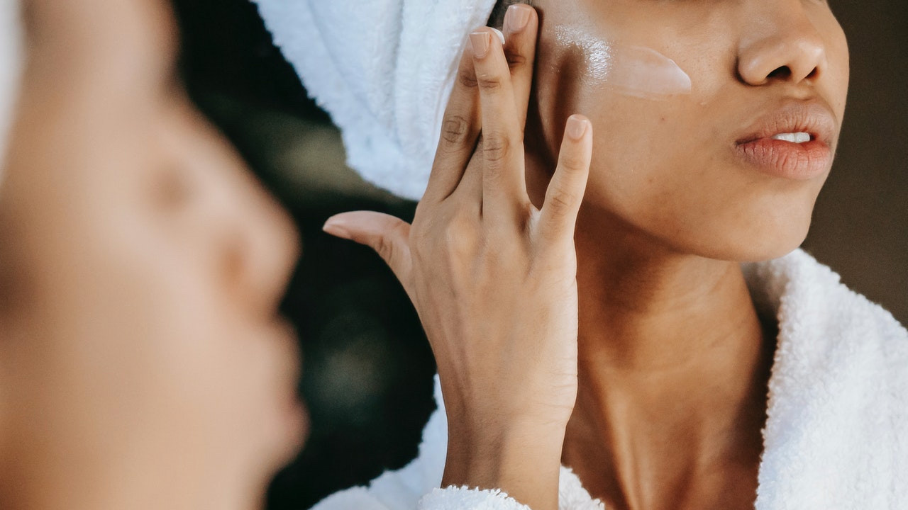 4 Kandungan Skincare yang Efektif Mencerahkan Kulit Wajah Kusam