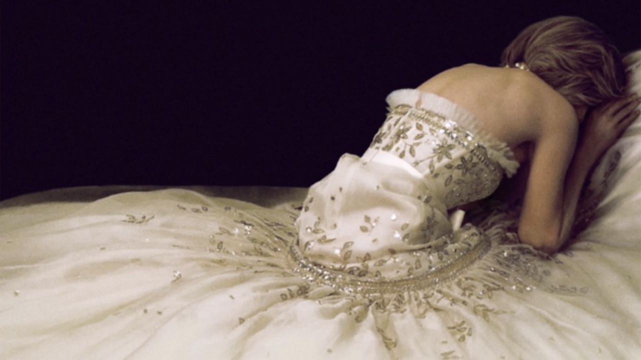 Melihat Lebih Dekat Gaun yang Dikenakan Kristen Stewart di Poster Film Spencer