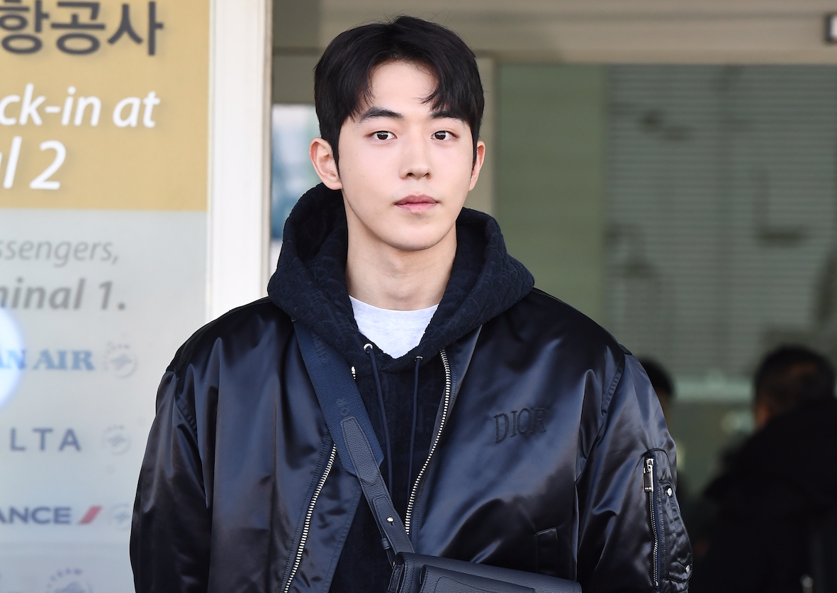 Curi Gaya Travelling yang Stylish dari Aktor Nam Joo Hyuk