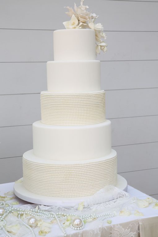 Simak Tampilan Wedding Cake Layaknya Menara Asimetris