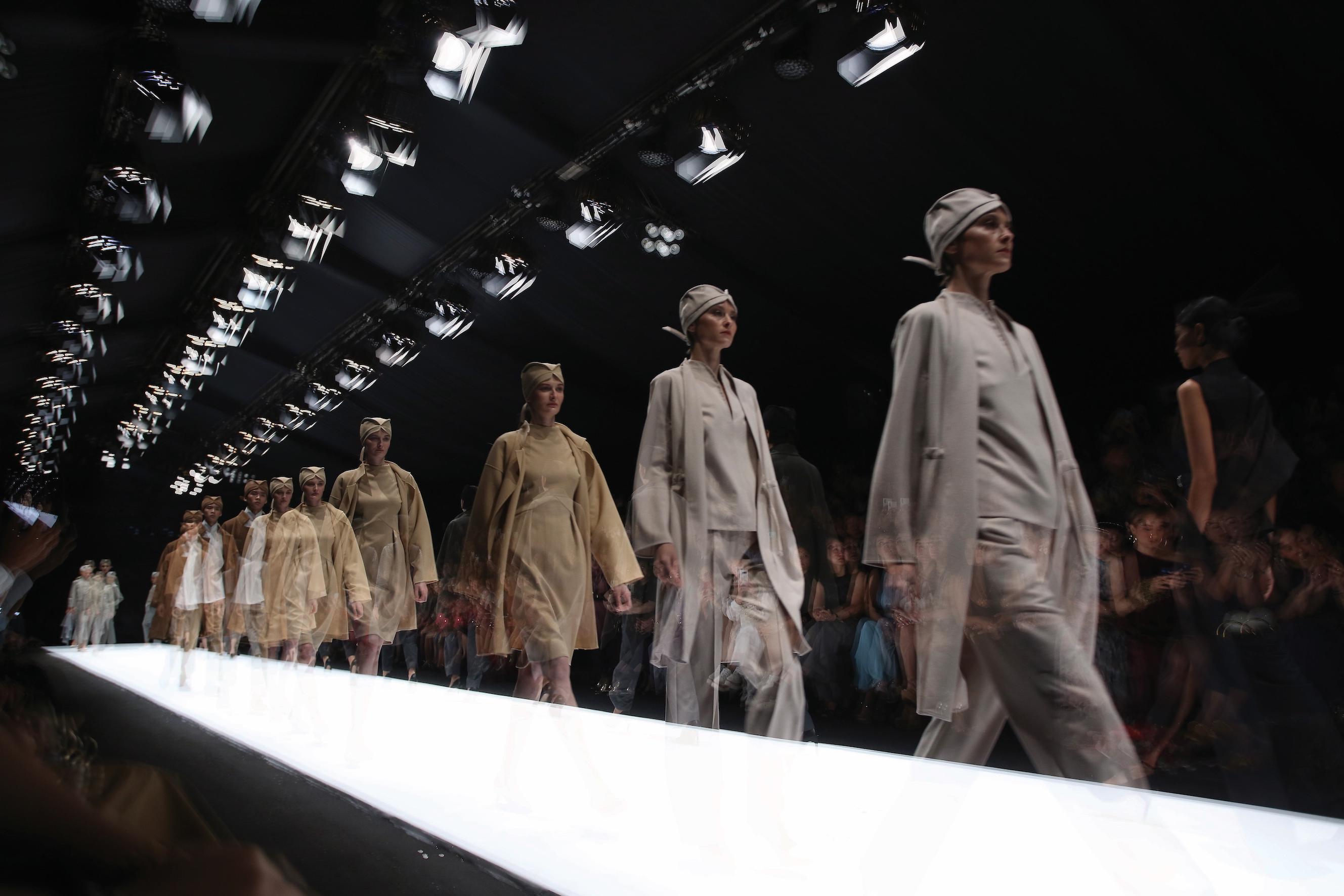 Redefinisi Pakaian Tradisional oleh Auguste Soesastro di Peragaan Dewi Fashion Knights 2019