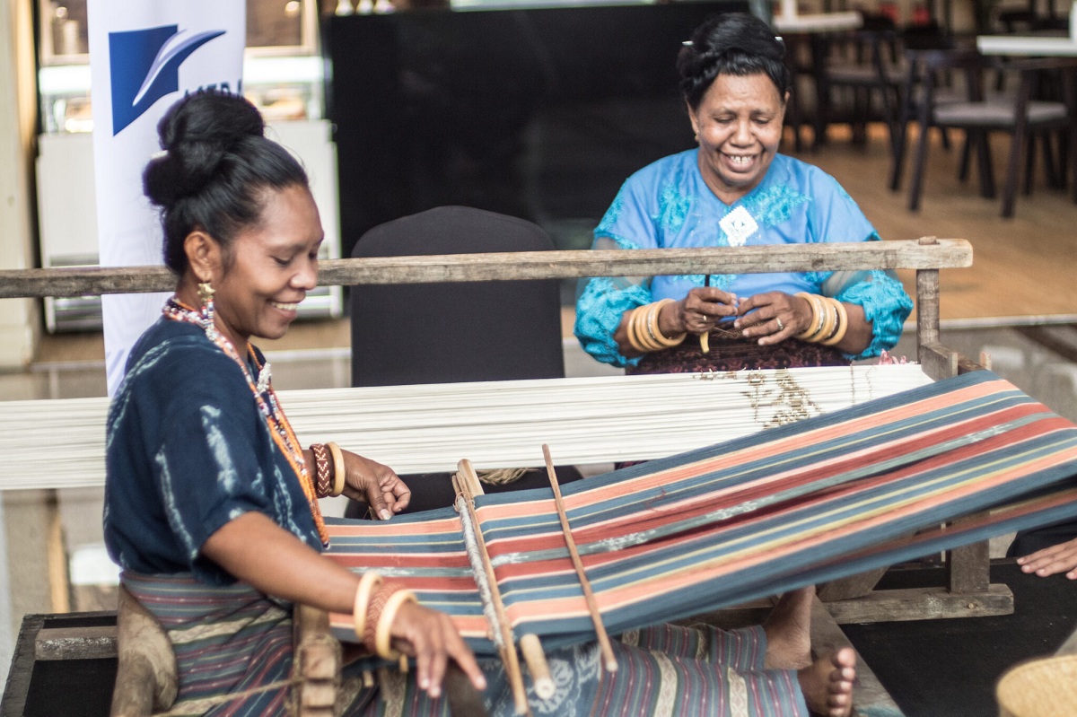 Tenun Ikat Sikka menembus Pasar Internasional