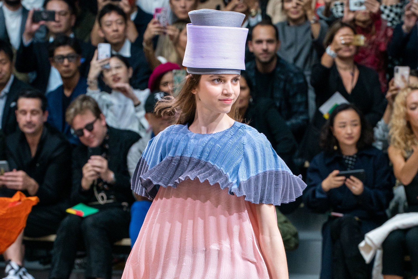 Issey Miyake Spring/Summer 2020: Dinamika Penuh Warna