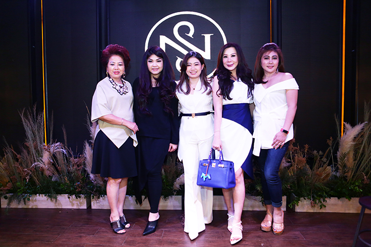 Parade Gaya Selebritas di Perayaan Brand Fashion “Surin” di Vote Jakarta