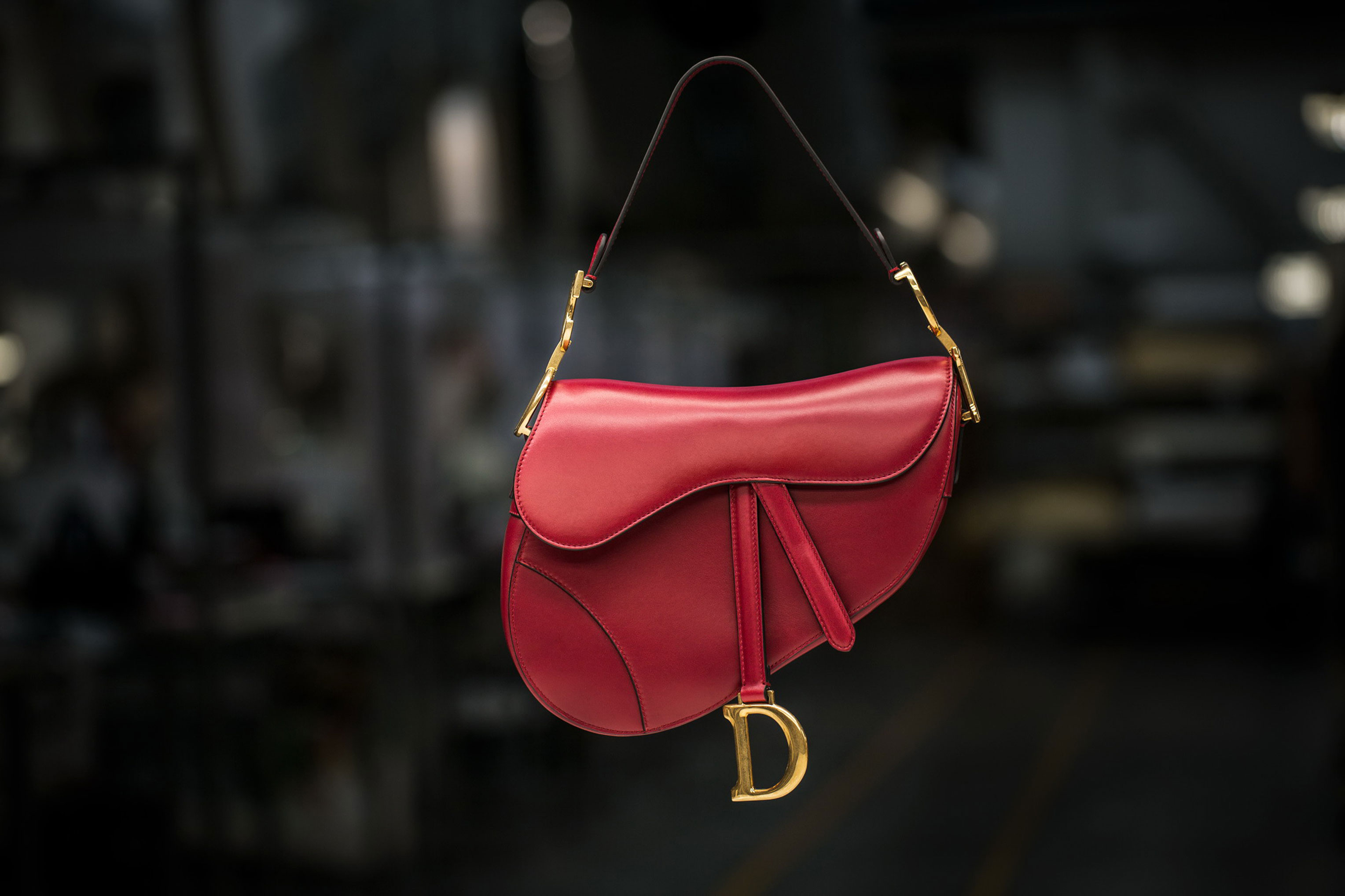 Dior saddle. Сумка диор Сэддл. Диор седло. Сумка седло диор красная. Сумка Dior Saddle красная.