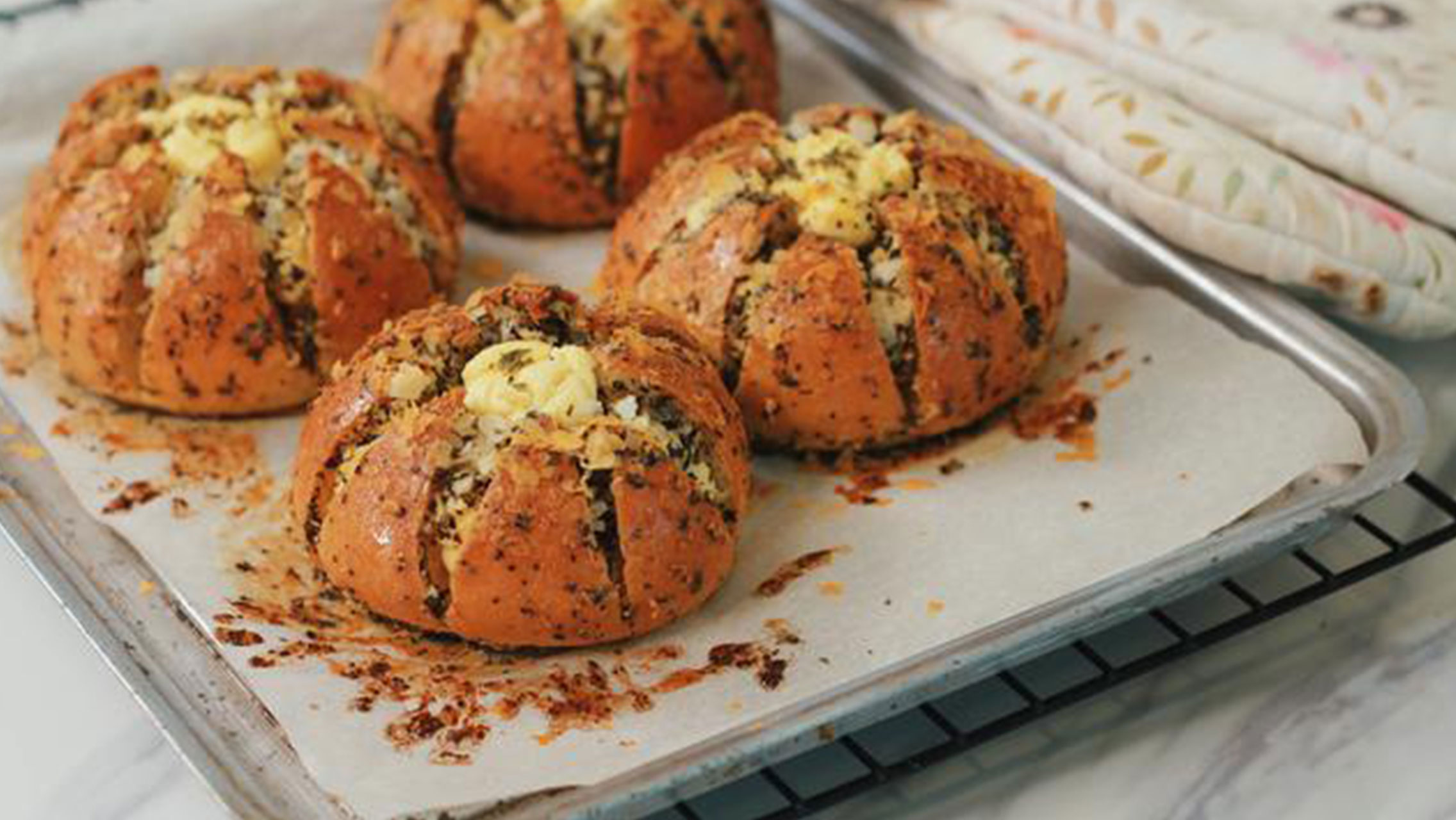 Hangatkan Hari dengan Korean Cream Cheese Garlic Bread