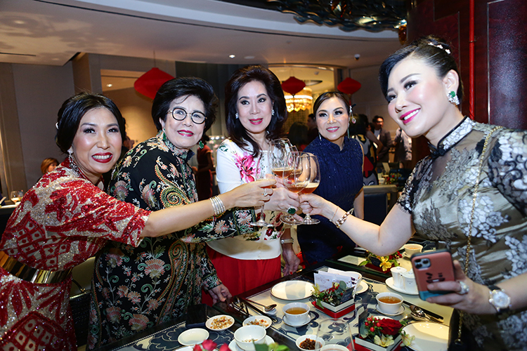 Gaya Para  Wandaful Woman di Wandaful Lunar Trunk Jewelry Show