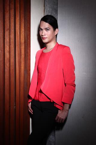 OSCAR LAWALATA KEMBALI MEMAMERKAN TALENTA DI PANGGUNG DEWI FASHION KNIGHTS 2013